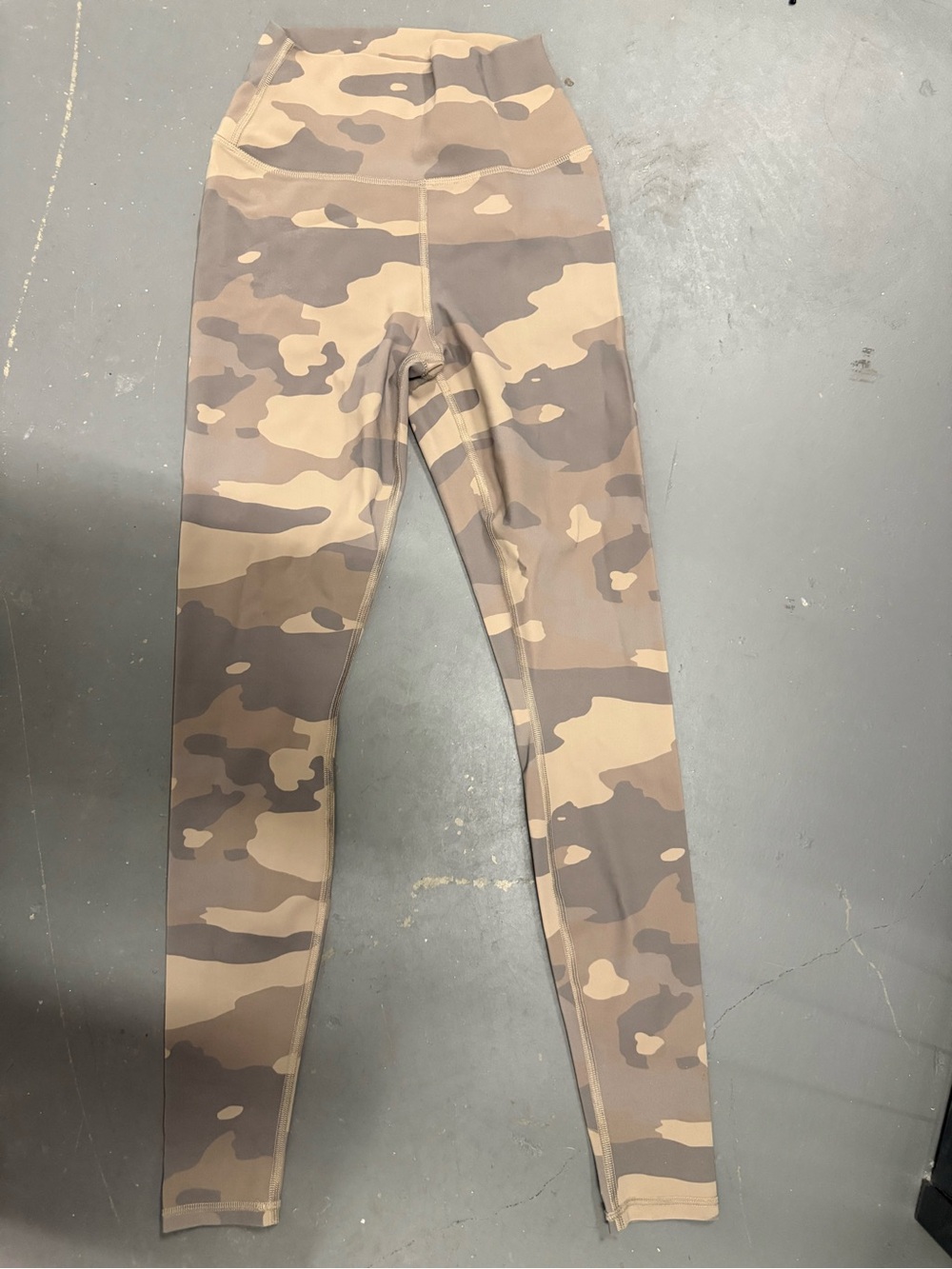 ALO Yoga Camo Leggings - Tan